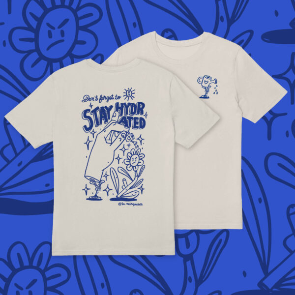 mockup du teeshirt blanc printemps été 2025 la marguebite. Sérigraphié bleu. représente une petite fleur qui porte une main qui elle même tient un arrosoir et qui arrose une grande fleur boudeuse. Avec le message "Stay hydrated" Recto et verso du tee. Recto : Petit logo côté coeur représentant une petite fleur tenant un arroisoir