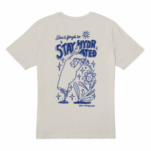 mockup du teeshirt blanc printemps été 2025 la marguebite. Sérigraphié bleu. représente une petite fleur qui porte une main qui elle même tient un arrosoir et qui arrose une grande fleur boudeuse. Avec le message "Stay hydrated"
