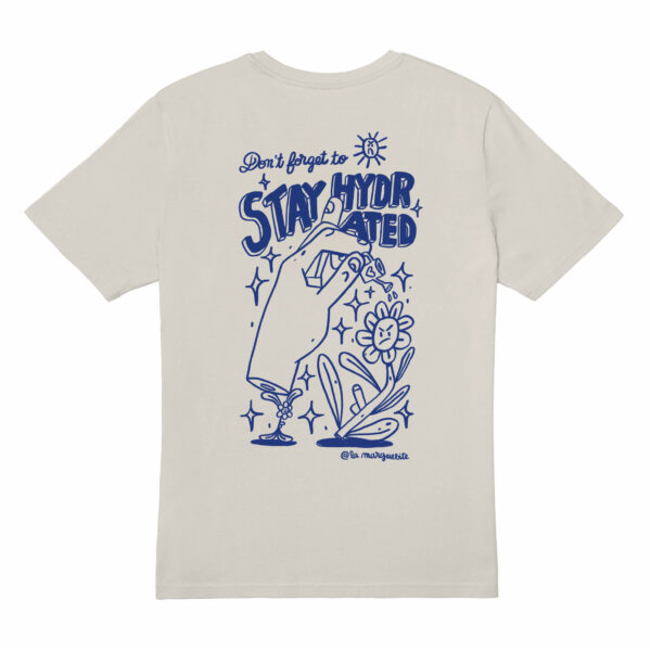 mockup du teeshirt blanc printemps été 2025 la marguebite. Sérigraphié bleu. représente une petite fleur qui porte une main qui elle même tient un arrosoir et qui arrose une grande fleur boudeuse. Avec le message "Stay hydrated"
