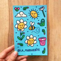 Main tenant une planche de stickers Marguebite sur fond en bois – illustrations rigolotes de fleurs, abeille, soleil et pot de fleur