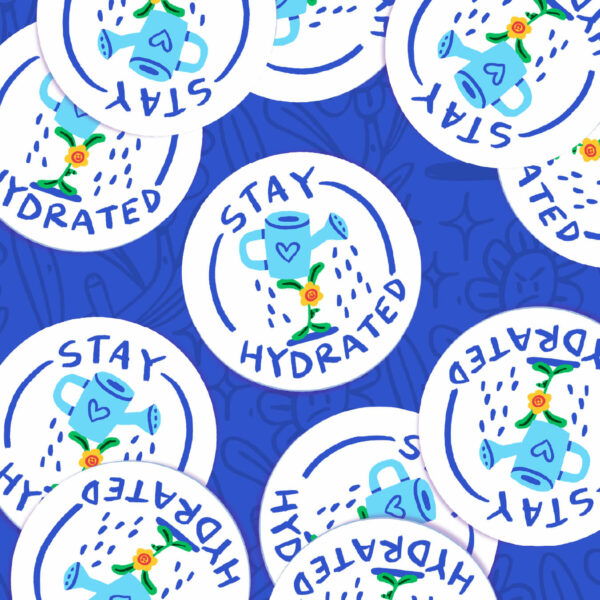 Stickers blanc rond sur fond bleu reprennant une petite fleur heureuse portant un arrosoir avec le message "stay hydrated"