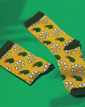 Chaussettes jaunes à motif fleur visage et pénis